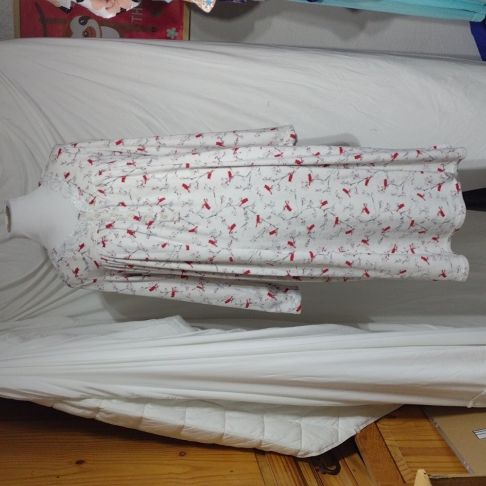 Snuggly Secret Treasures cardinal on snow microfleece nightgown, sz Med